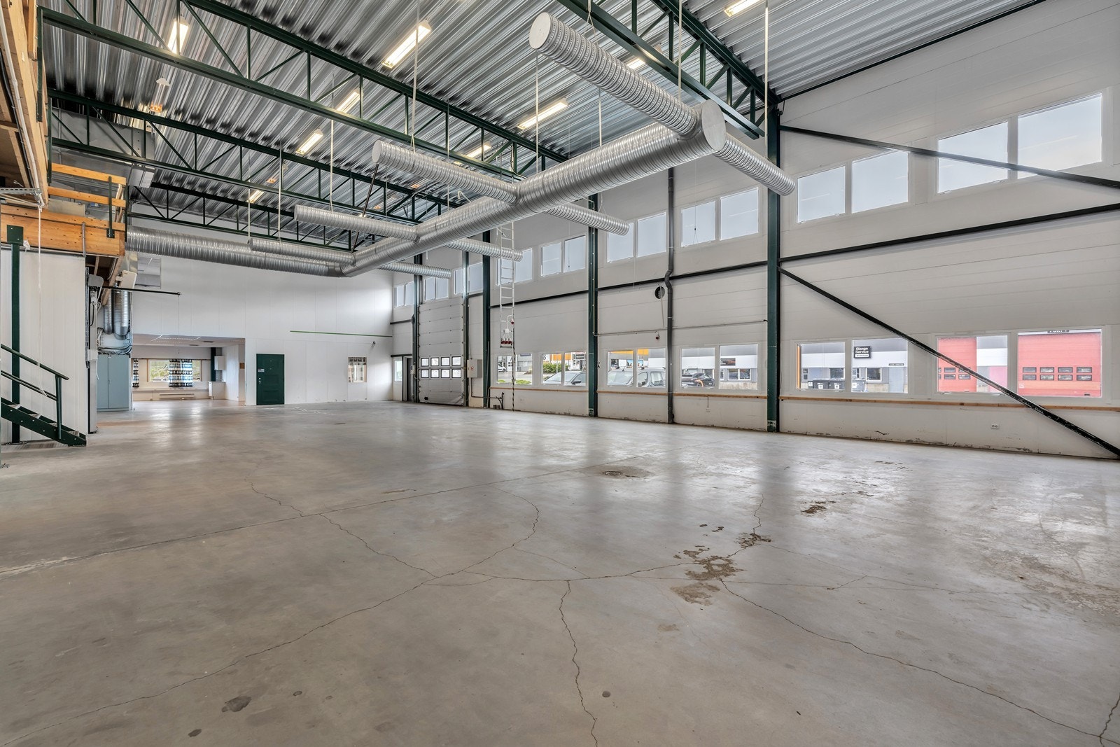 Meget god takhøyde i byggets første etasje. Galleribilde