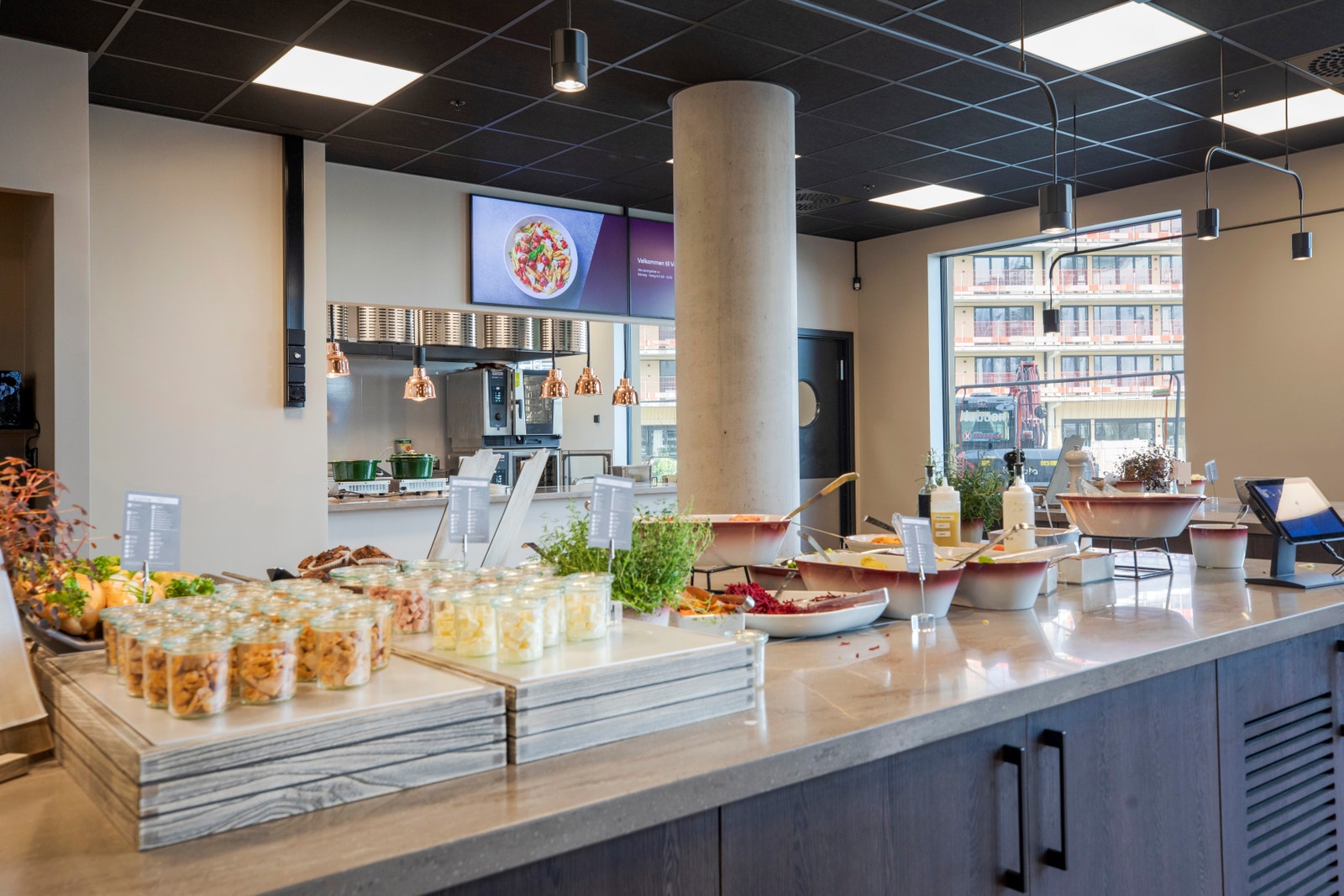 Nyt lunsj i byggets fine kantine. Galleribilde