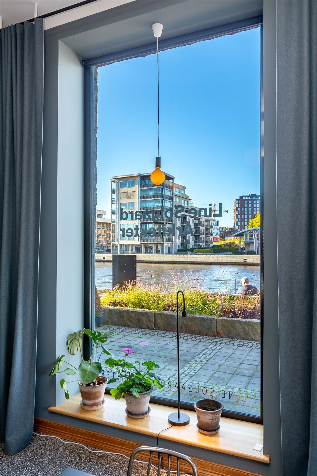 Lokalene preges av flotte detaljer som store vindusflater og ekstra takhøyde.jpg Galleribilde