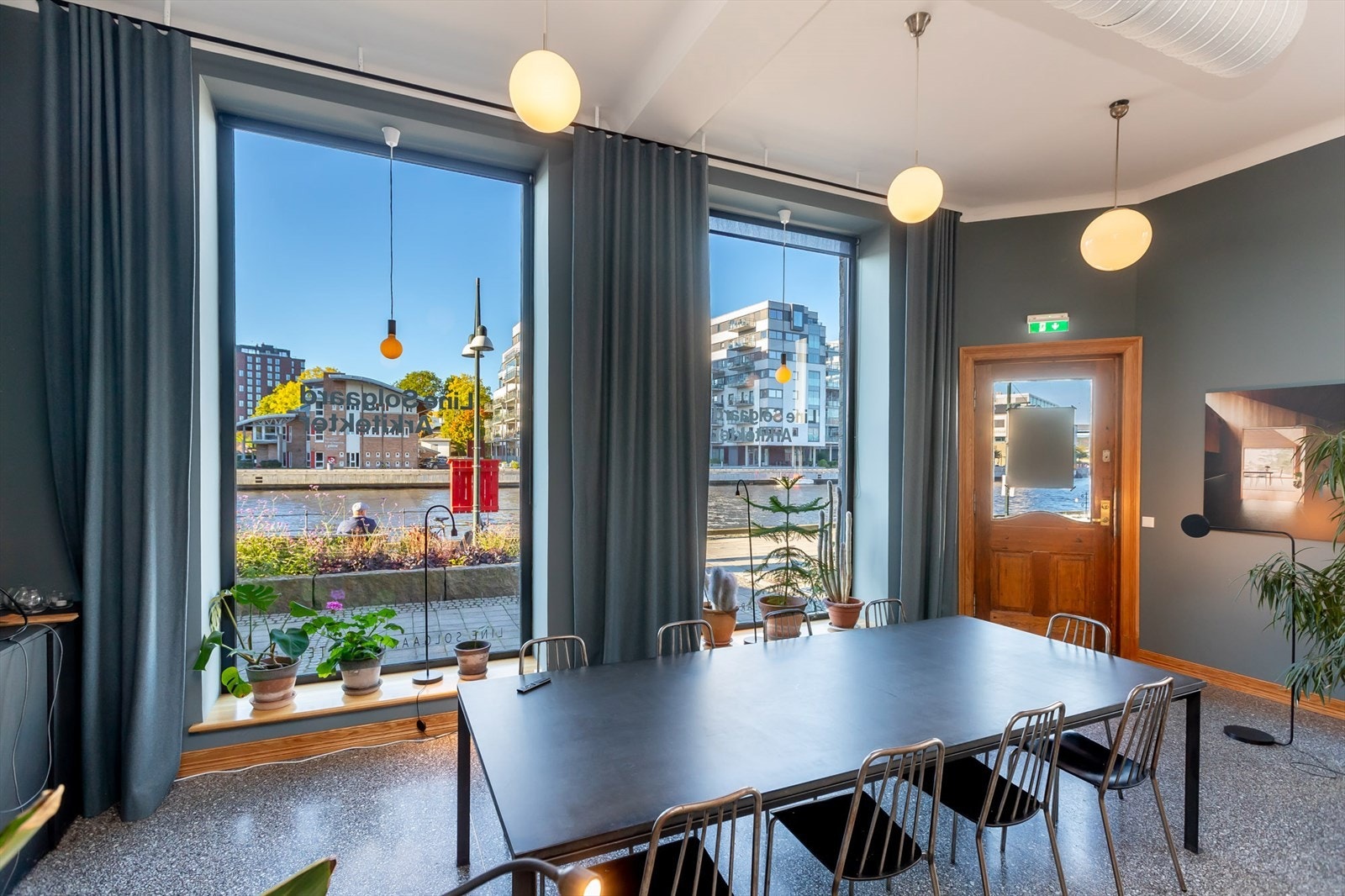 Møterom med utsikt over elven Galleribilde