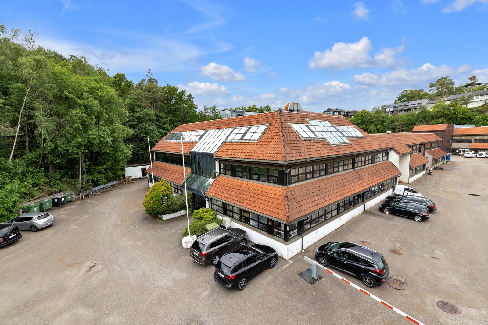 Eiendomsmegler Norge avdeling Næring har gleden av å presentere for leie rimelige kontorlokaler sentralt beliggende i Vågsbygd. Galleribilde