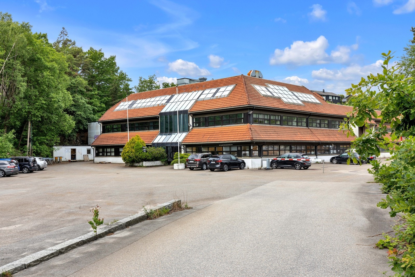 Bygget er i 4 etasjer hvor det er flere kontoravdelinger i forskjellige størrelser alt etter hva man har behov for. Galleribilde