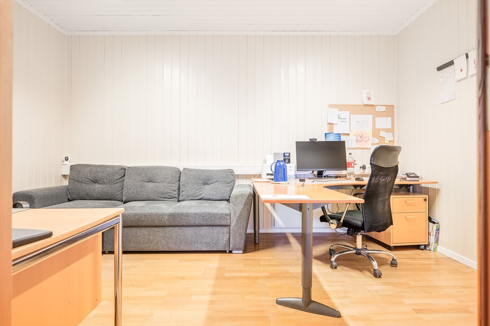 Næringslokalet i byggets 1. etasje ble innredet/ombygget til kontorer i ca. 2002 og 2015. Galleribilde