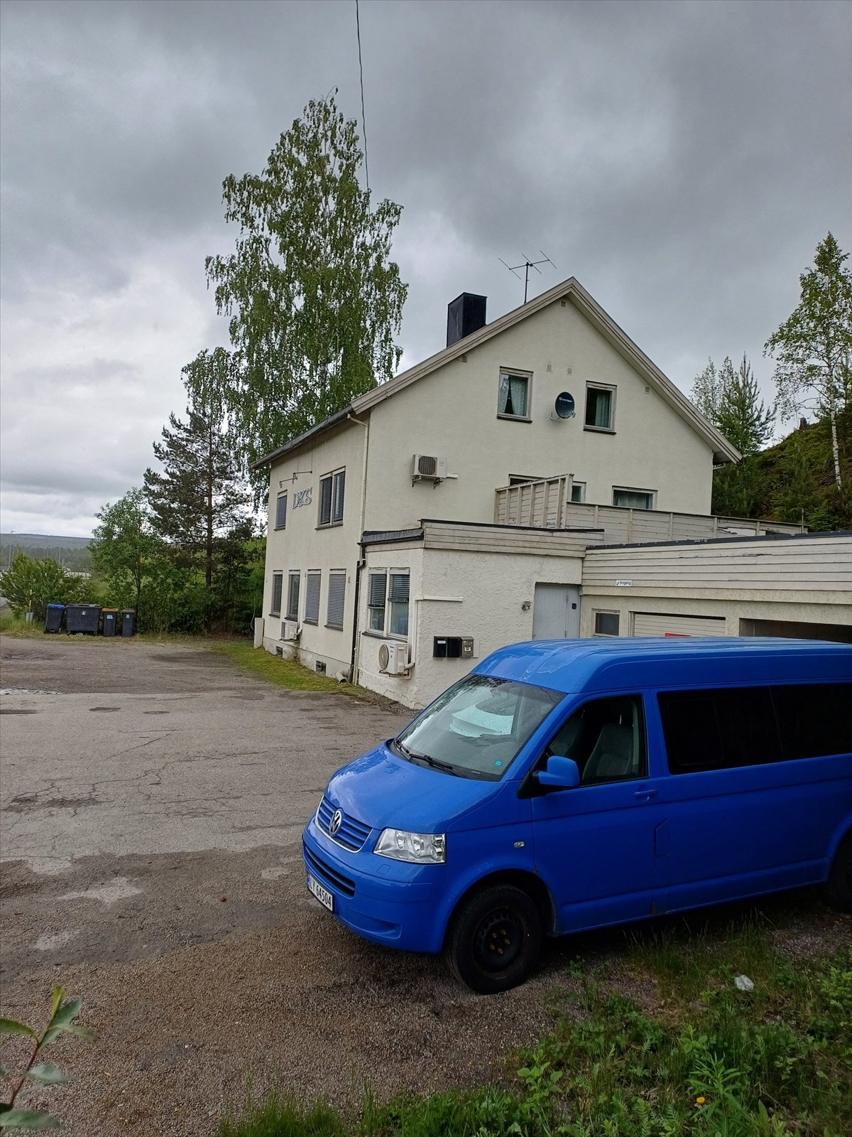 Næringslokalet i 1.etasje har et bruksareal på 134 kvm. I 2.etasje er det en 4-roms leilighet på 100 kvm. Byggets 3.etasje består av hybler med felles kjøkken og toalettrom. I tillegg er det kjeller med bad/vaskerom, toalettrom og diverse boder. Galleribilde