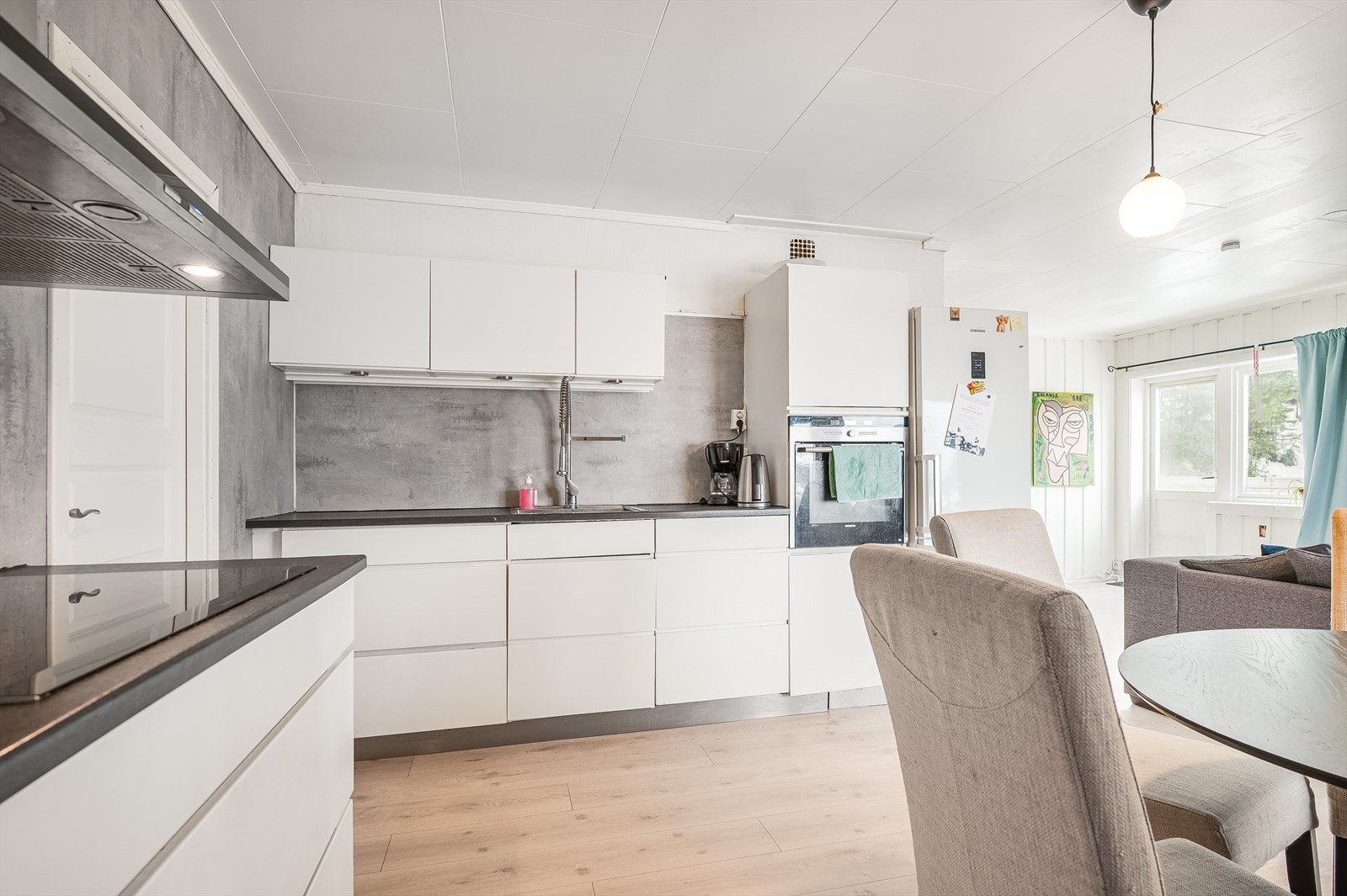 Leiligheten i 2. etasje har moderne kjøkkeninnredning med god skap- og benkeplass. Galleribilde