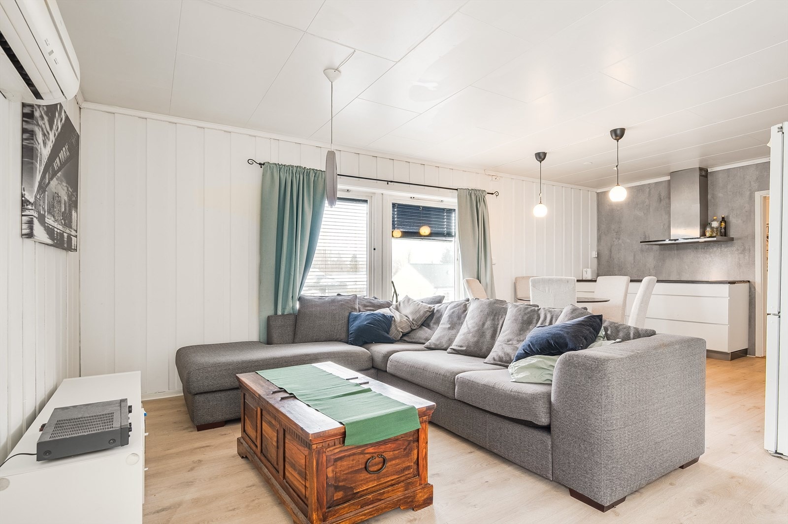 4-roms leilighet i 2. etasje på 100m² og utgang til terrasse på 20m². Montert luft-til-luft varmepumpe i stuen. Galleribilde