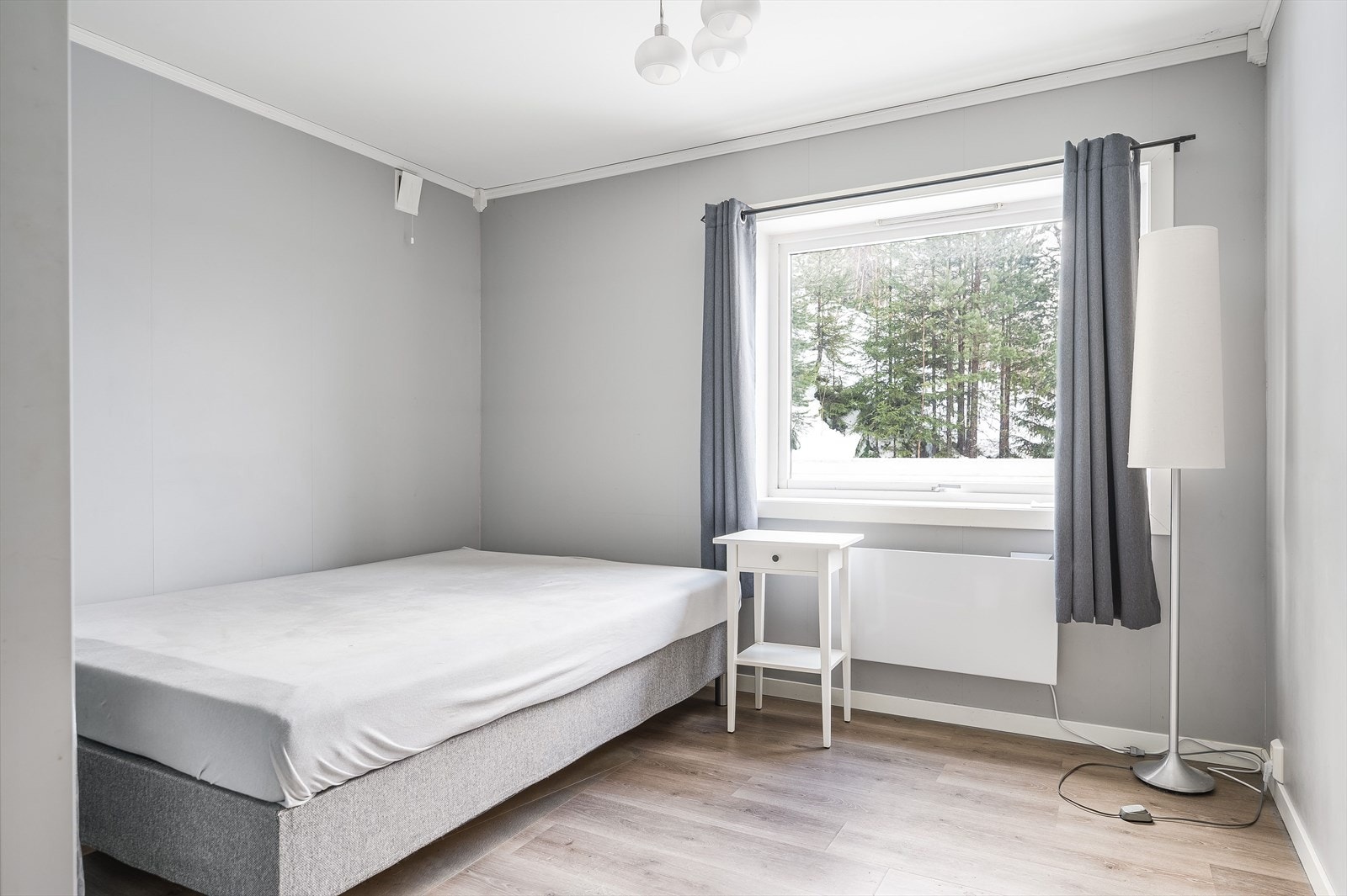 Leiligheten i 2. etasje inneholder totalt 3 soverom. I ca. 2022 ble det utført diverse standard hevinger i leiligheten i 2.etasje. Galleribilde