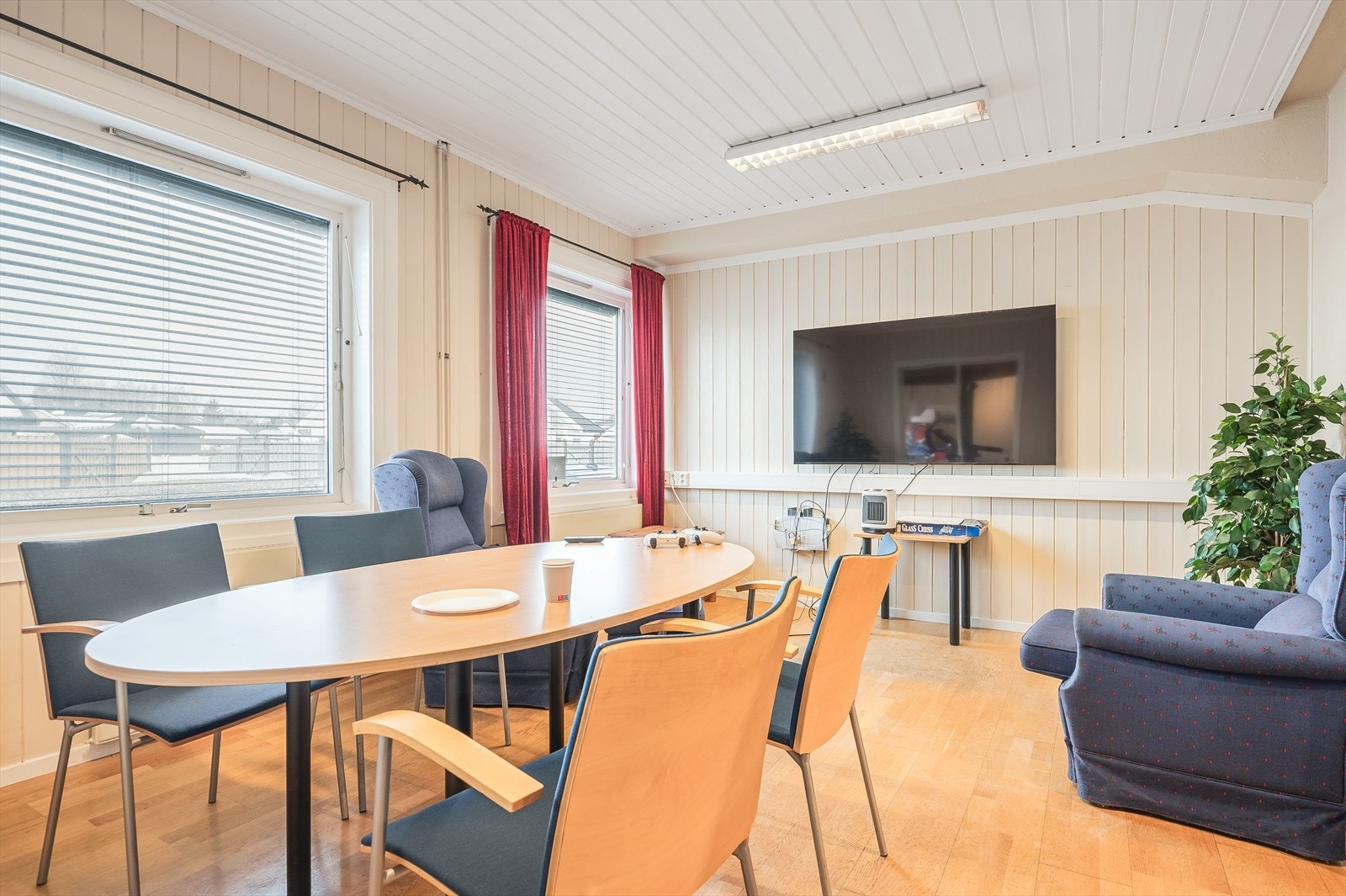 Næringslokalet i 1. etasje har et bruksareal på 134m² og inneholder bla. 3 kontorer og 2 møterom. Galleribilde