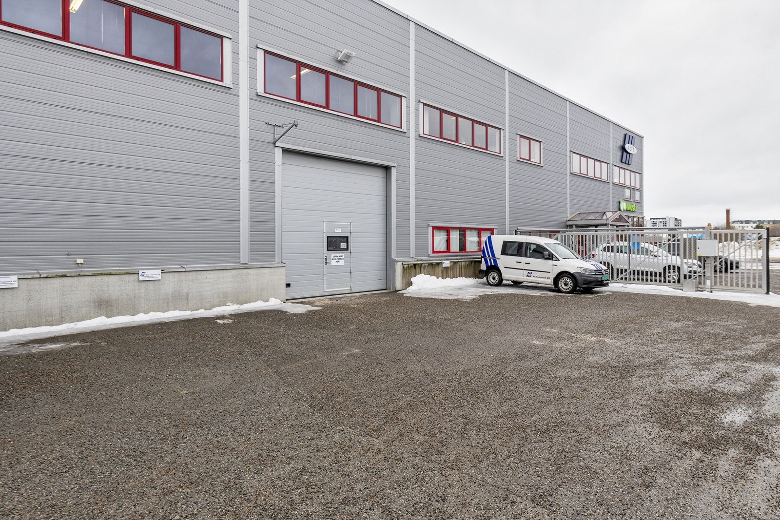 Kjøreport med direkte innkjøring i lager .
Innkjøring til området via låsbar port. Galleribilde