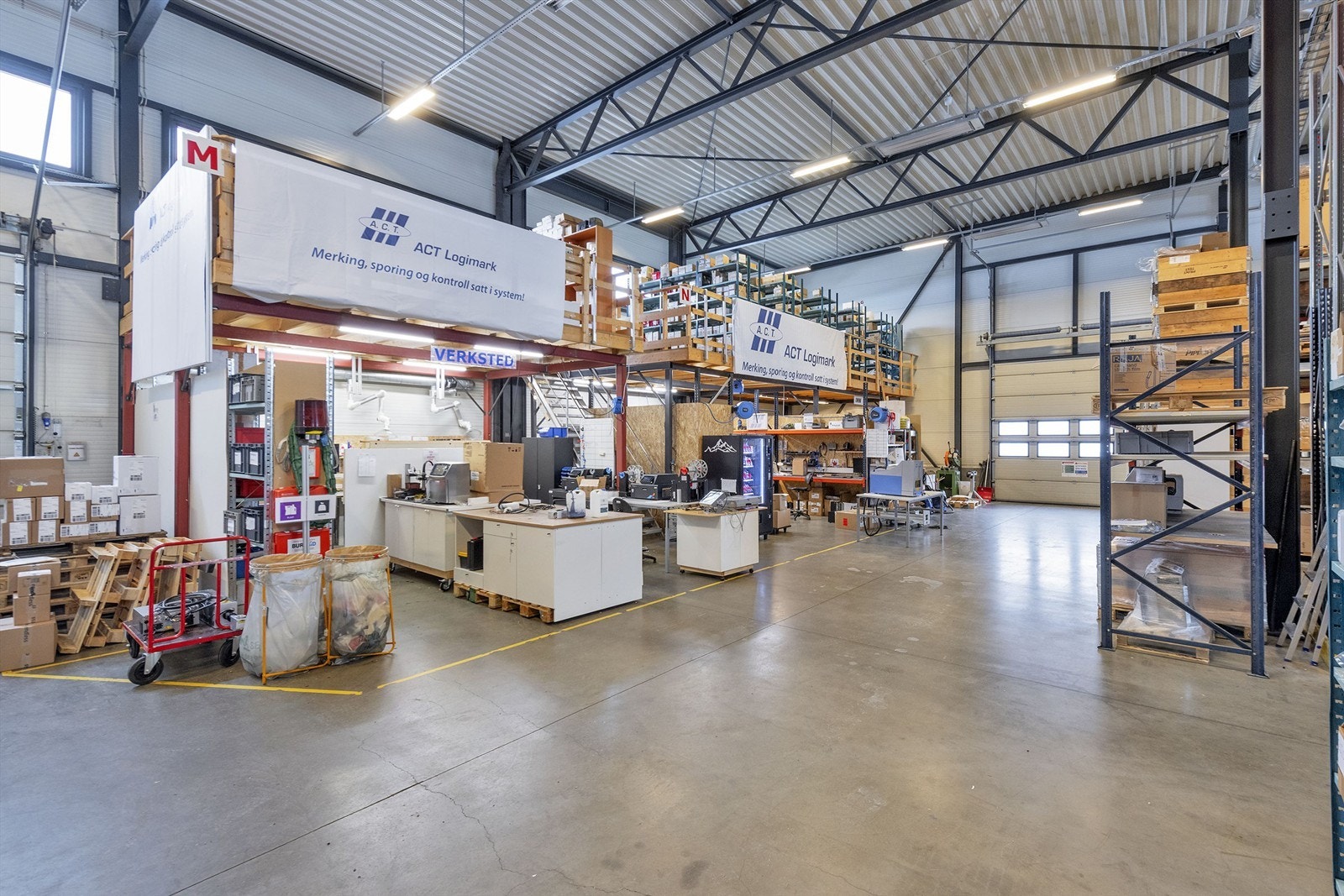 Gode lysforhold i lager med belysning i tak og vinduer.
Ventilasjon i lager. Galleribilde