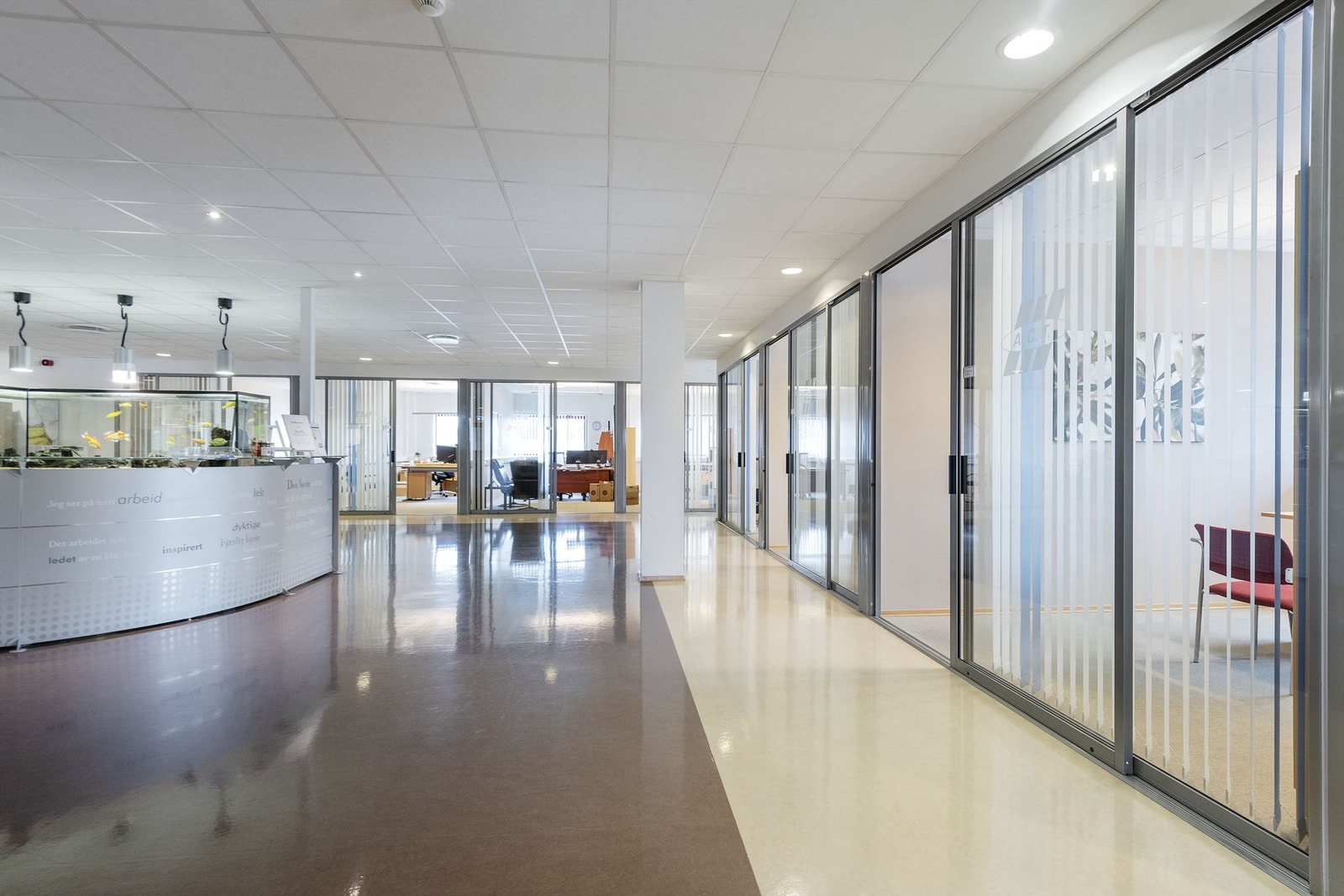 Moderne showrom/kontor i 2. etg med glass i front av cellekontor. Galleribilde