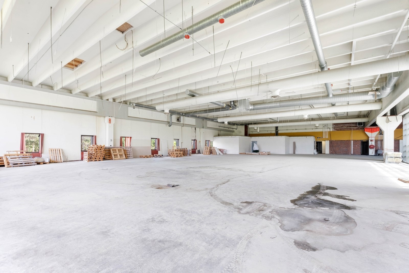 Produksjonslokaler/lager med 6 m. høyde. Galleribilde