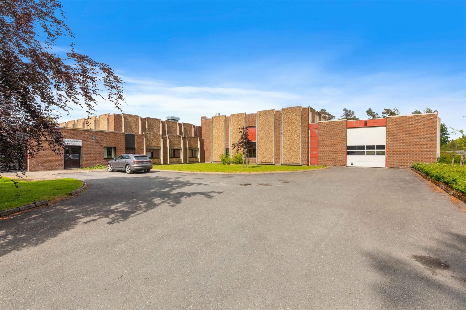 Uteområdet med stor parkeringsområder. Galleribilde