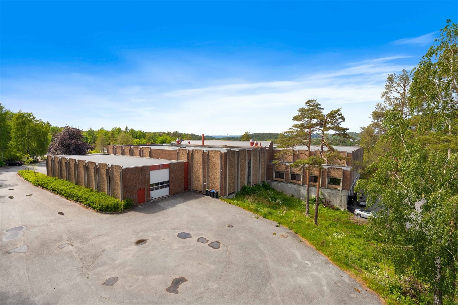 Bygget på ca. 5.900 kvm er de tidligere produksjonslokalene til en av hjørnestensbedriftene i området, nemlig Elektrisk Byrå (EB). Galleribilde