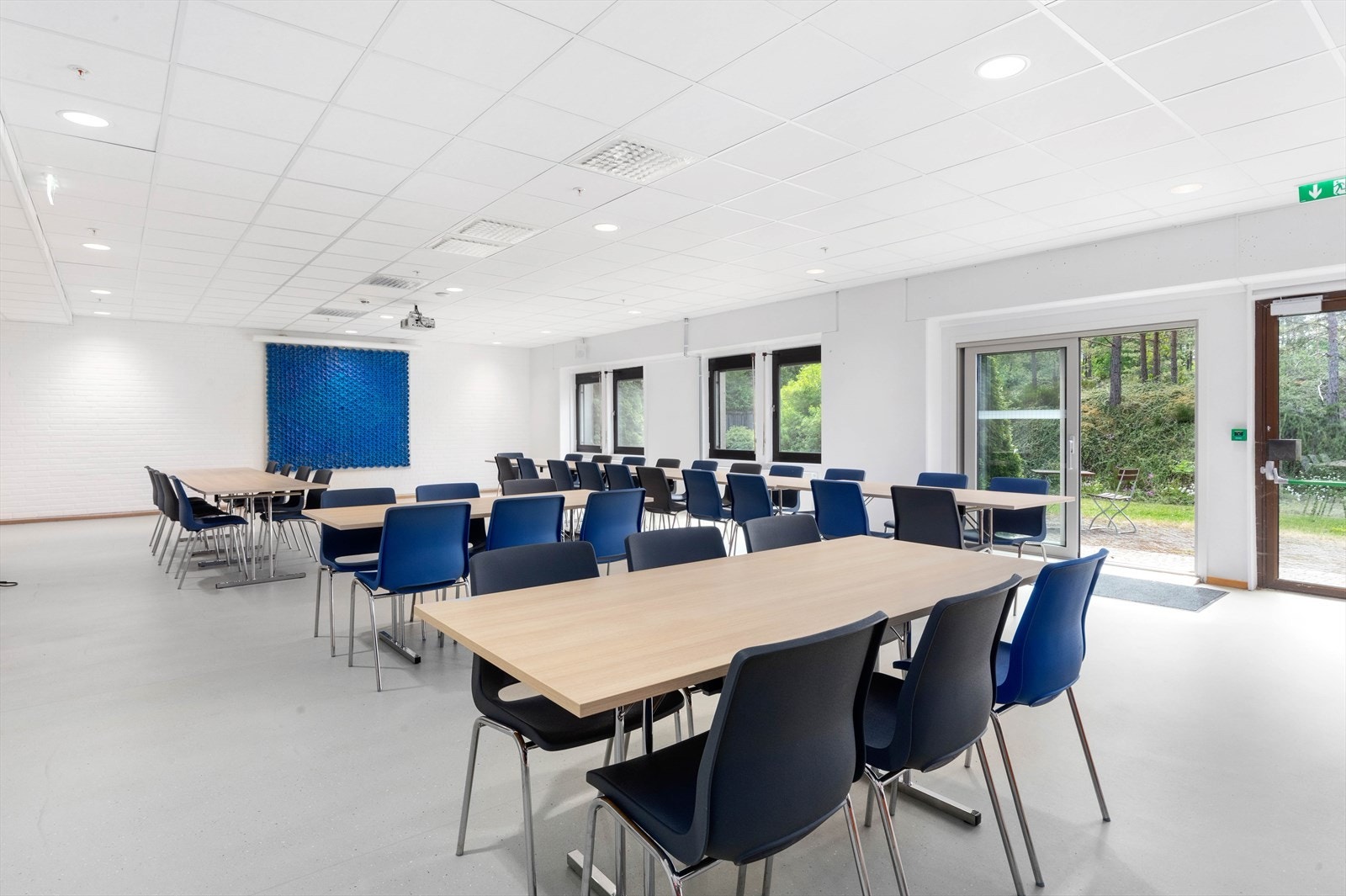 Stort konferanserom med plass til 80 gjester utstyrt med AV-anlegg og teleslynge. Tilknyttet stort kjøkken med tilhørende fasiliteter. Galleribilde