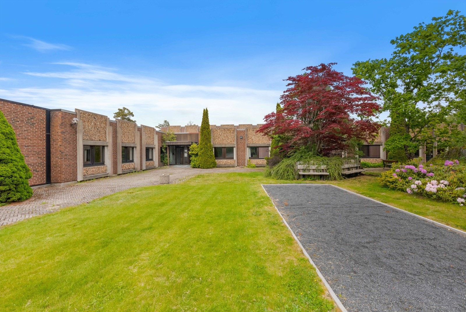 Eiendommen egner seg både for bruk av eksisterende anlegg og for videreutvikling av bygget og større utnyttelse av den store tomten. Galleribilde