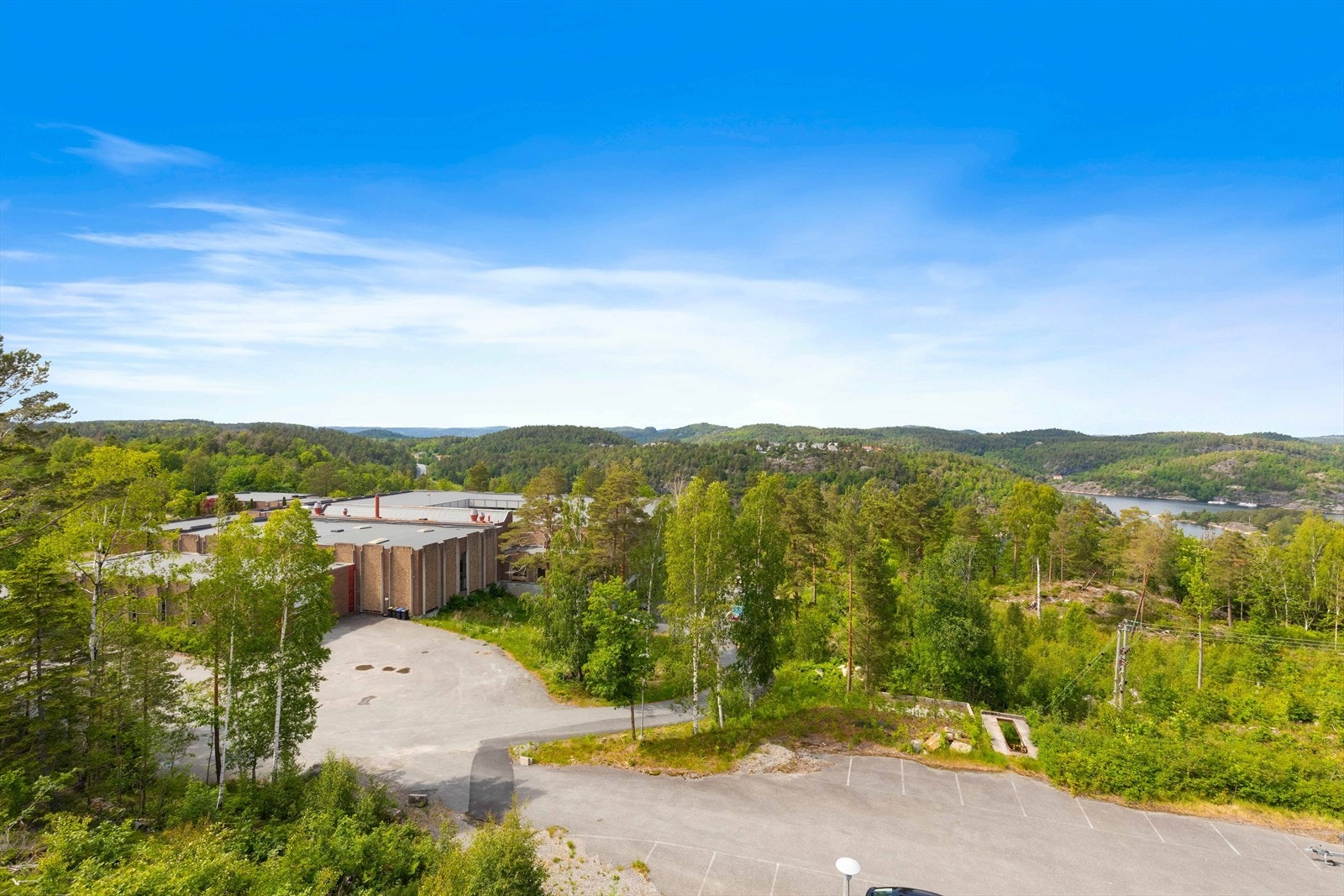 Tomten utgjør hele 42 mål og har mange utviklingsmuligheter Galleribilde