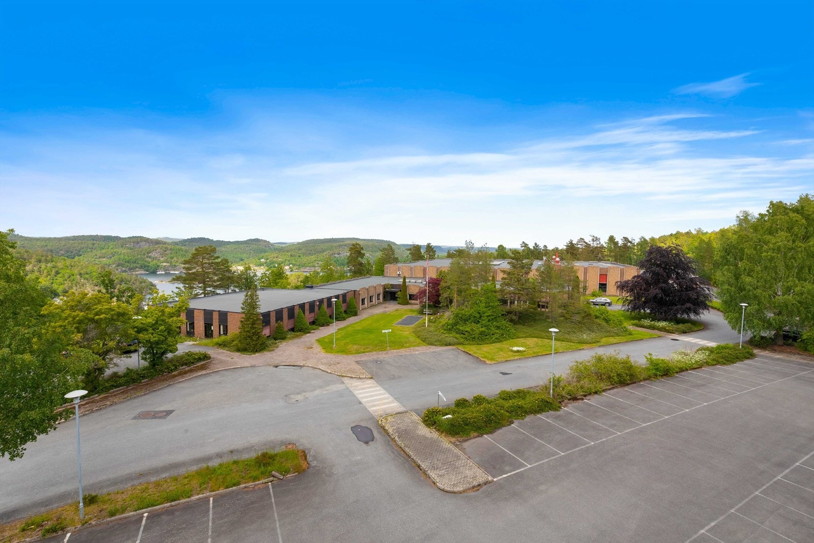 Vi har gleden av å presentere for salg/utleie en av Risør mest kjente næringseiendommer. Galleribilde