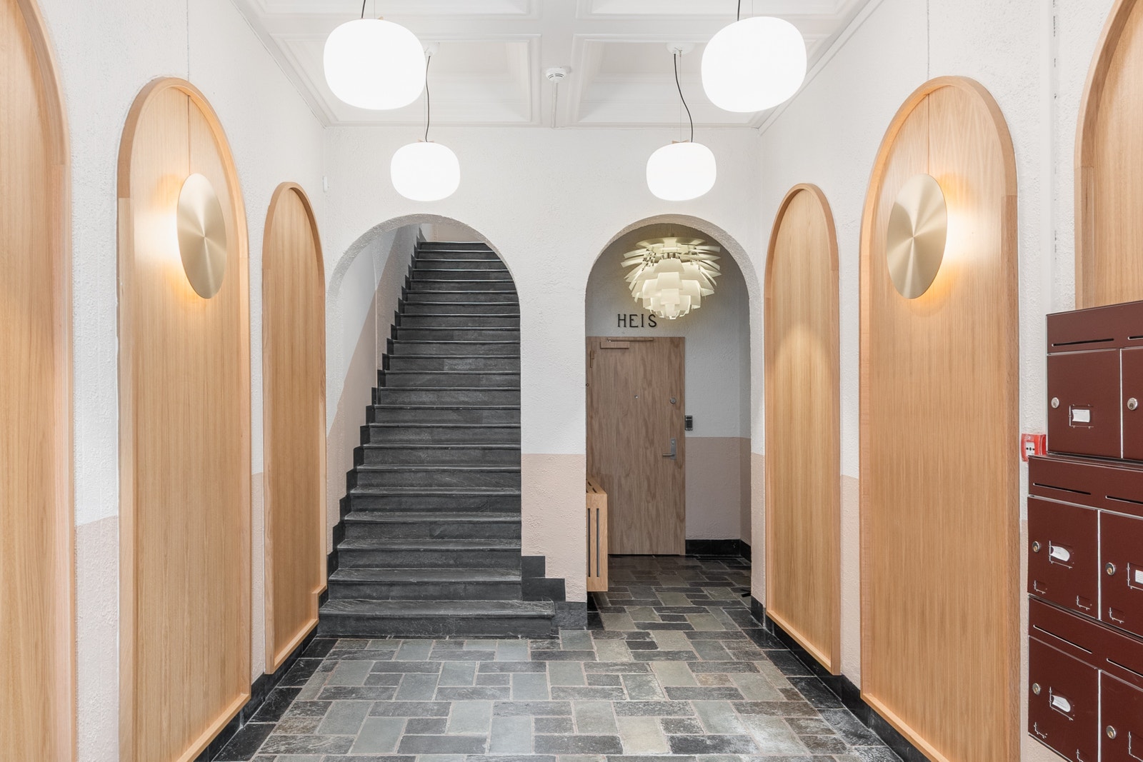 Starvhusgaten 2b, inngangsparti med lampe kongle Galleribilde