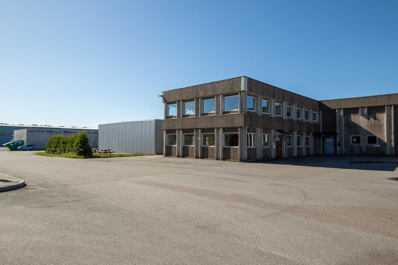 Fasade - Eiendommen kan enkelt deles opp i 2 deler Galleribilde
