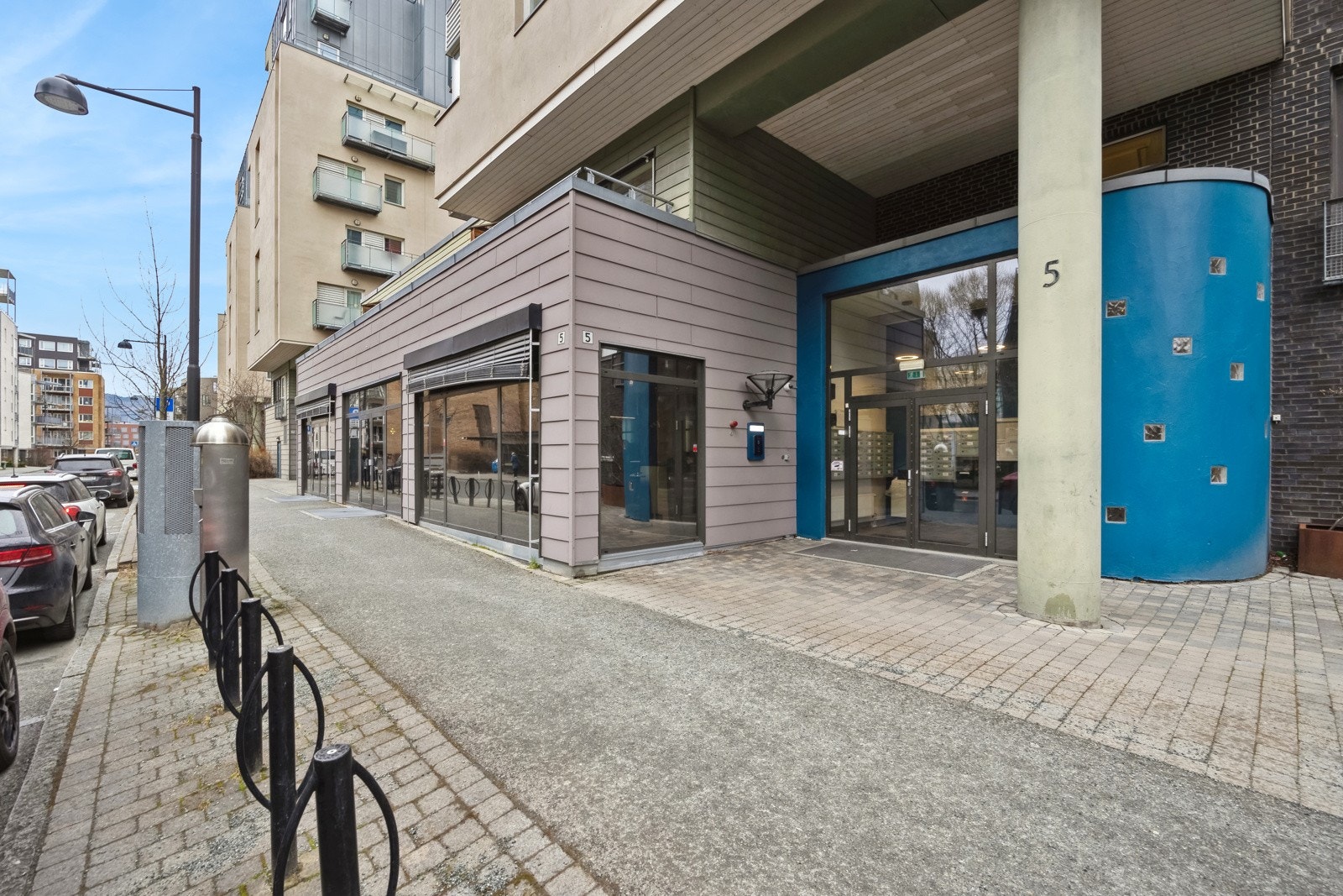 Dyre Halses gate har en svært ettertraktet beliggenhet på Solsiden og har en nærhet til alt bykjernen i Trondheim har å by på. Galleribilde