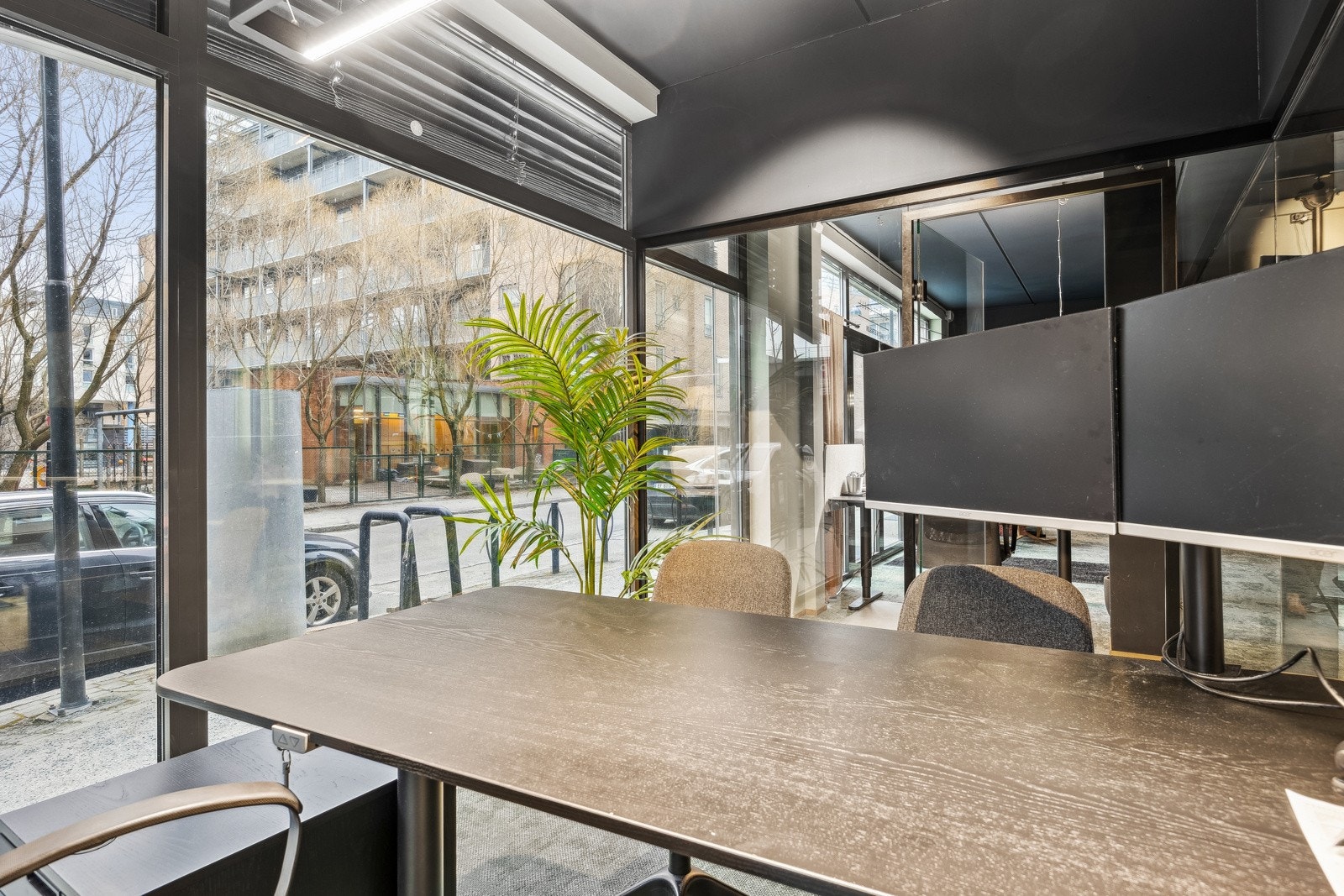 Bygningen har malte trevinduer med 2-lags glass. Galleribilde