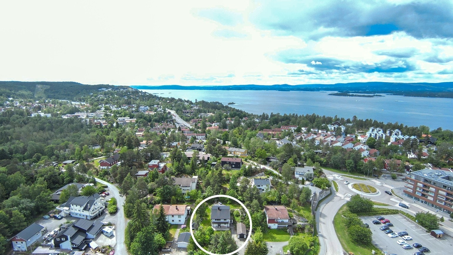 Svært gode solforhold og kort vei til butikker, skole, strender og nesoddmarka. Galleribilde