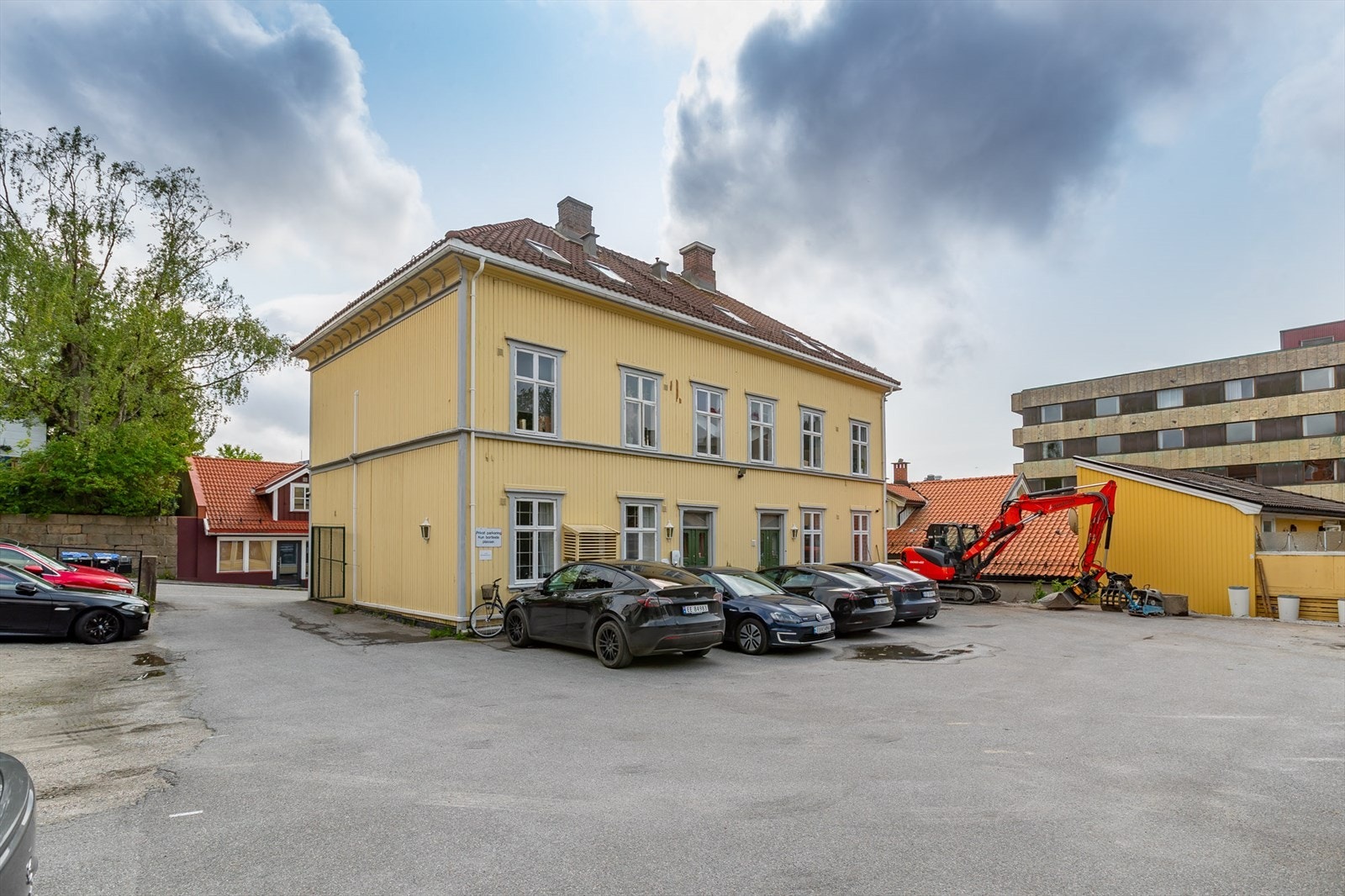 Arne Stangebyesgate 11 - inngang fra parkering Galleribilde