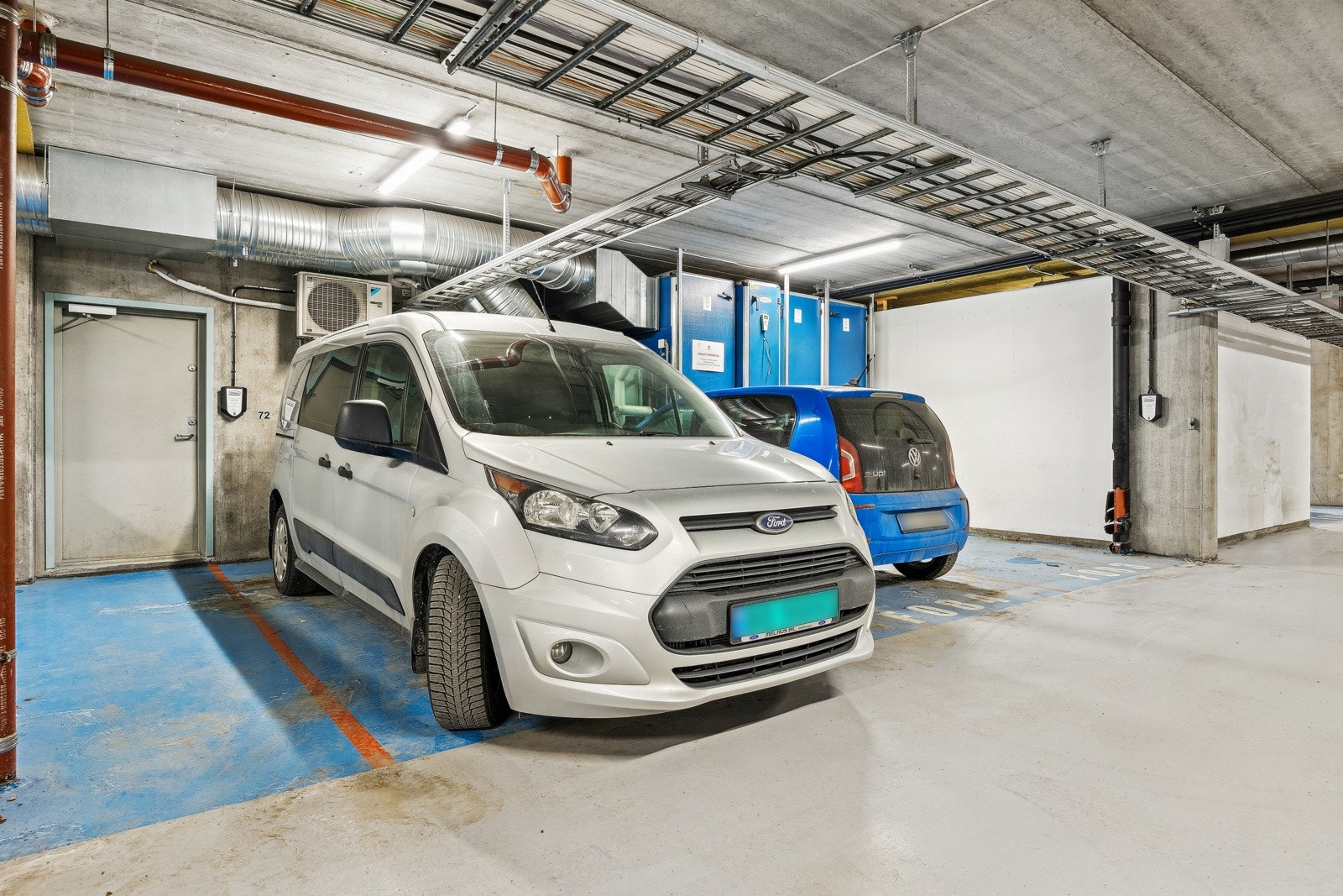Parkeringsplassene ligger rett ved inngangn til næringsdelen. Galleribilde
