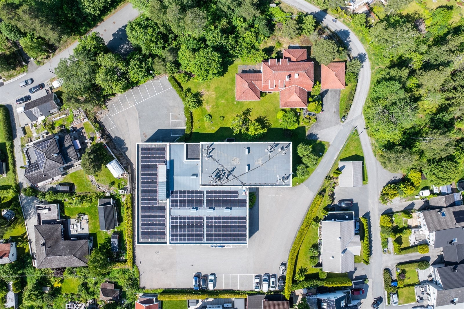 God parkeringsdekning og solceller på taket Galleribilde