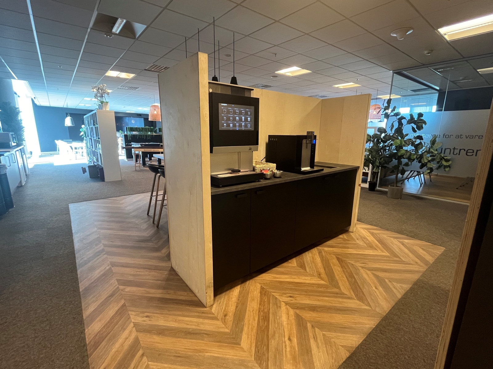 Kaffe, te og vann i felles personallounge Galleribilde
