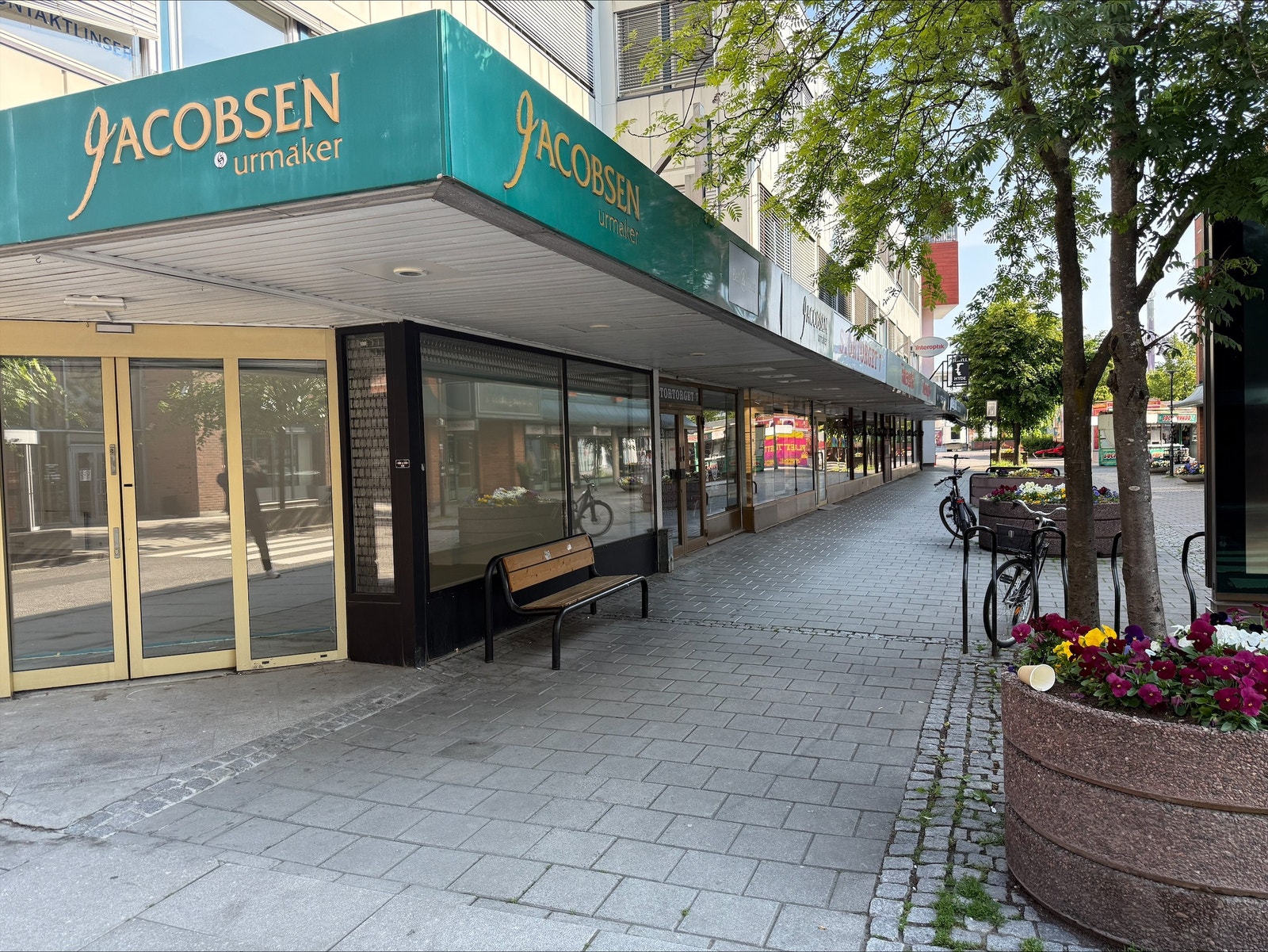 Vindusflater både mot gågaten (Stortorget) og Teatergata. Galleribilde