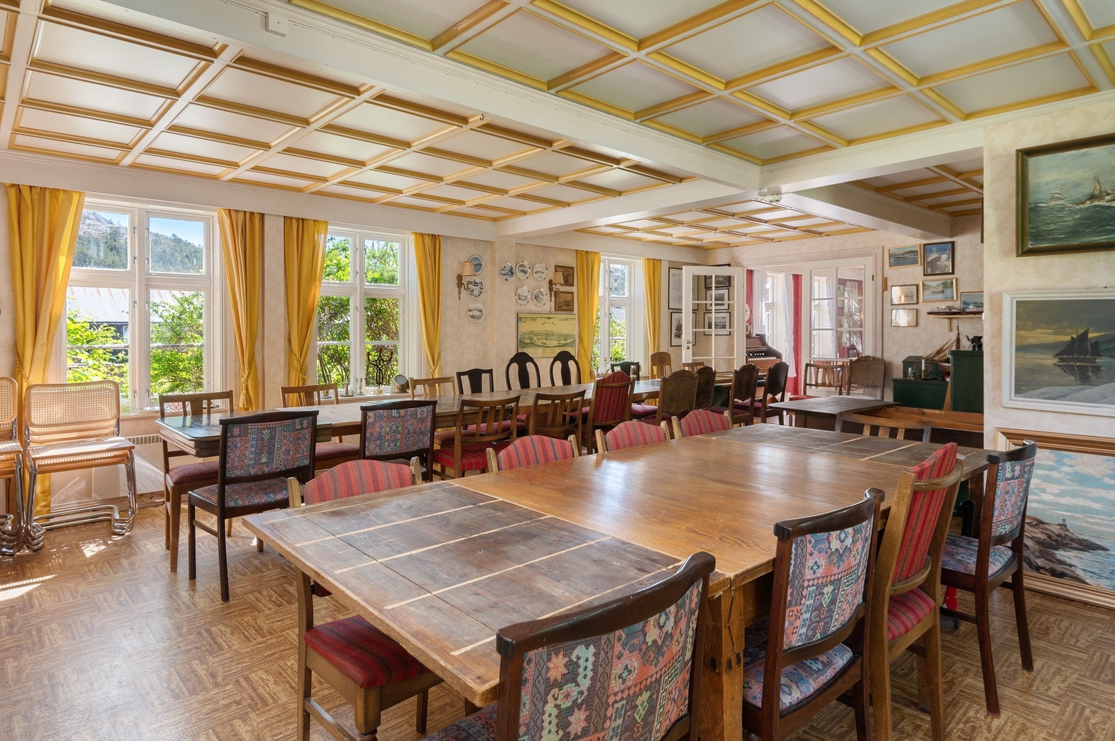 Den gamle restauranten ligger i hovedbygningen mot nord, og dette rommet kalles Admiralstua . Galleribilde