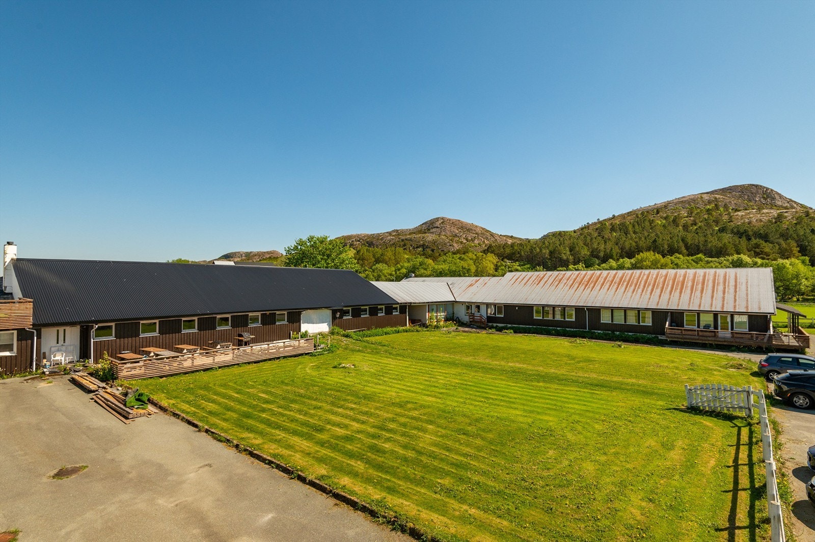 Bildet viser lagerbygg til venstre, hotelldel til høyre samt kjøkken og møterom i hjørnedelen. Galleribilde