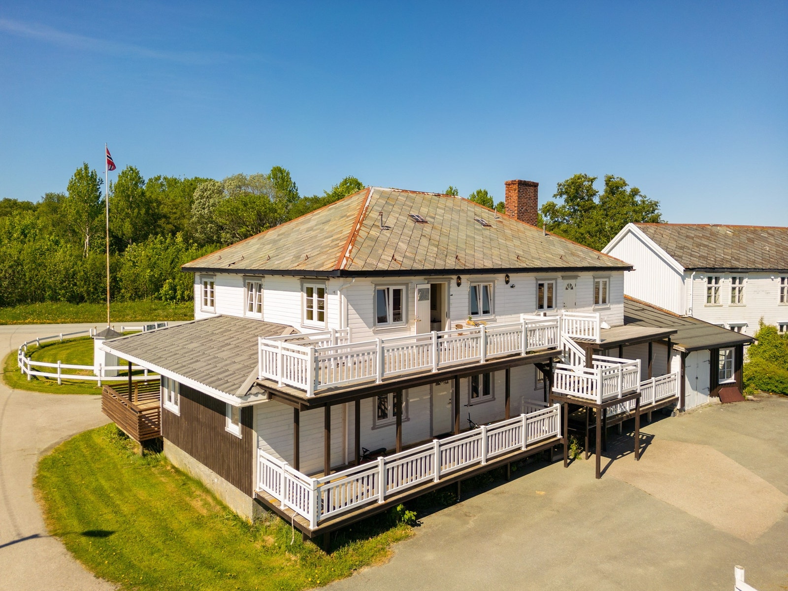 Hovedbygning mot sør består av fire leiligheter der én av dem ikke er ferdigstilt per i dag. Galleribilde