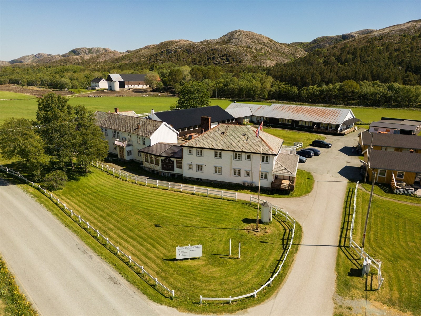 Bygningene består av to hovedbygg, lagerrom, hotelldel, utleieboliger og tilfluktsrom. Galleribilde