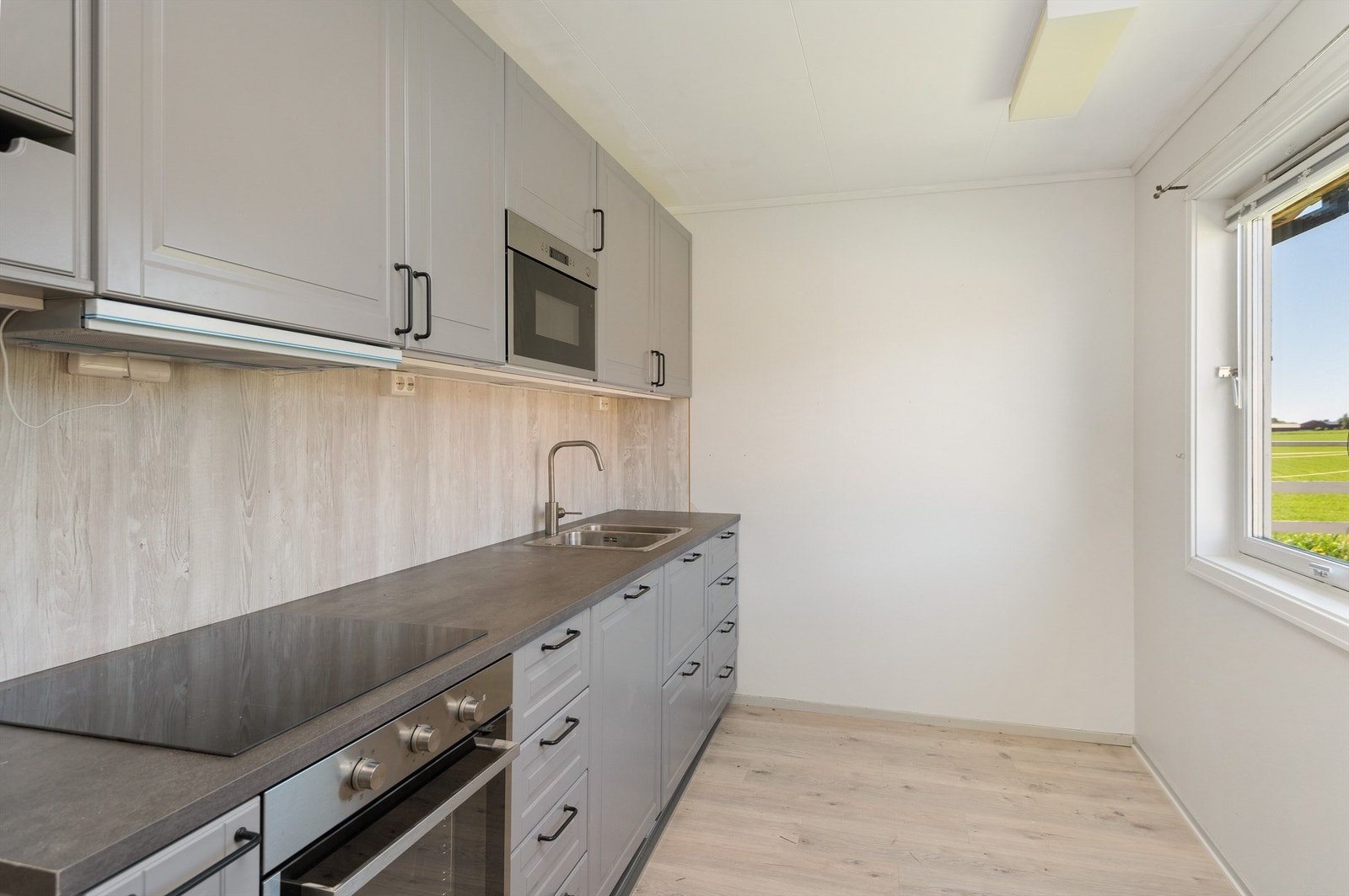 Nylig oppgradert kjøkken (i gul utleiebolig). Galleribilde