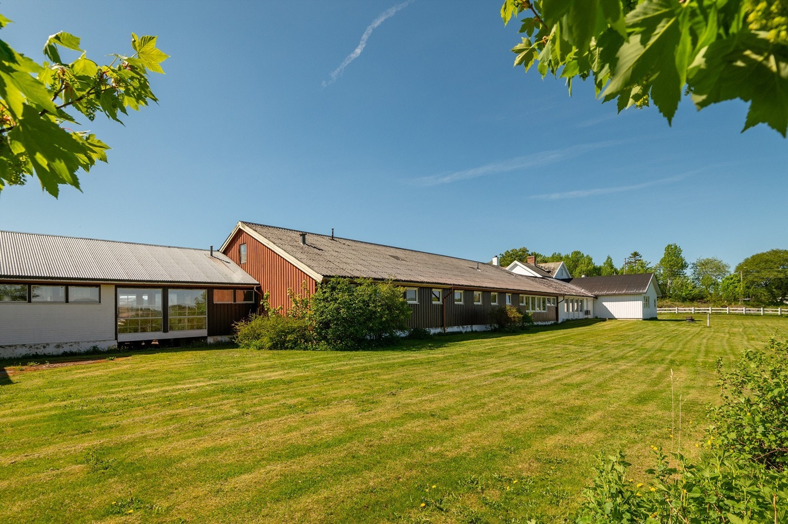 Baksiden av lagerbygget og bygningen med kjøkken og møterom. Galleribilde