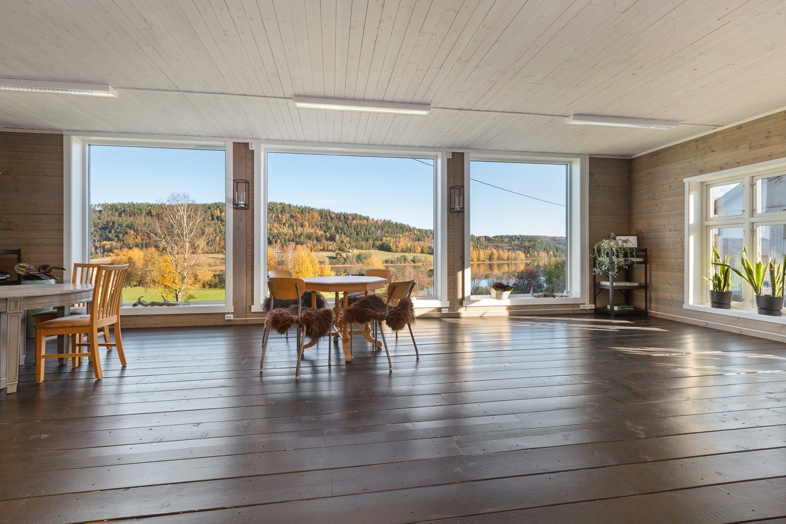 Sal 1. etasje låve Galleribilde