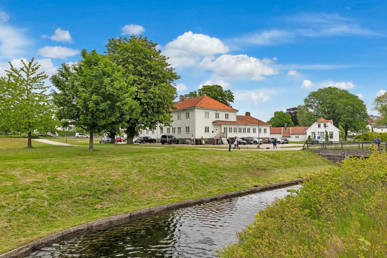 Kort vei til E- 18 og sykkel/gangavstand til sentrum. Galleribilde