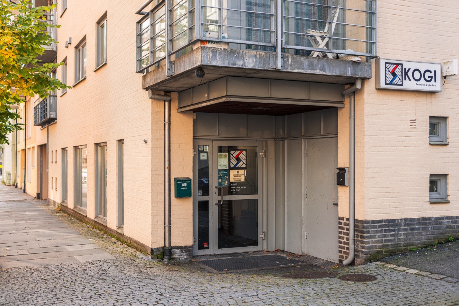 Inngangsparti, med egen inngang for varemottak Galleribilde