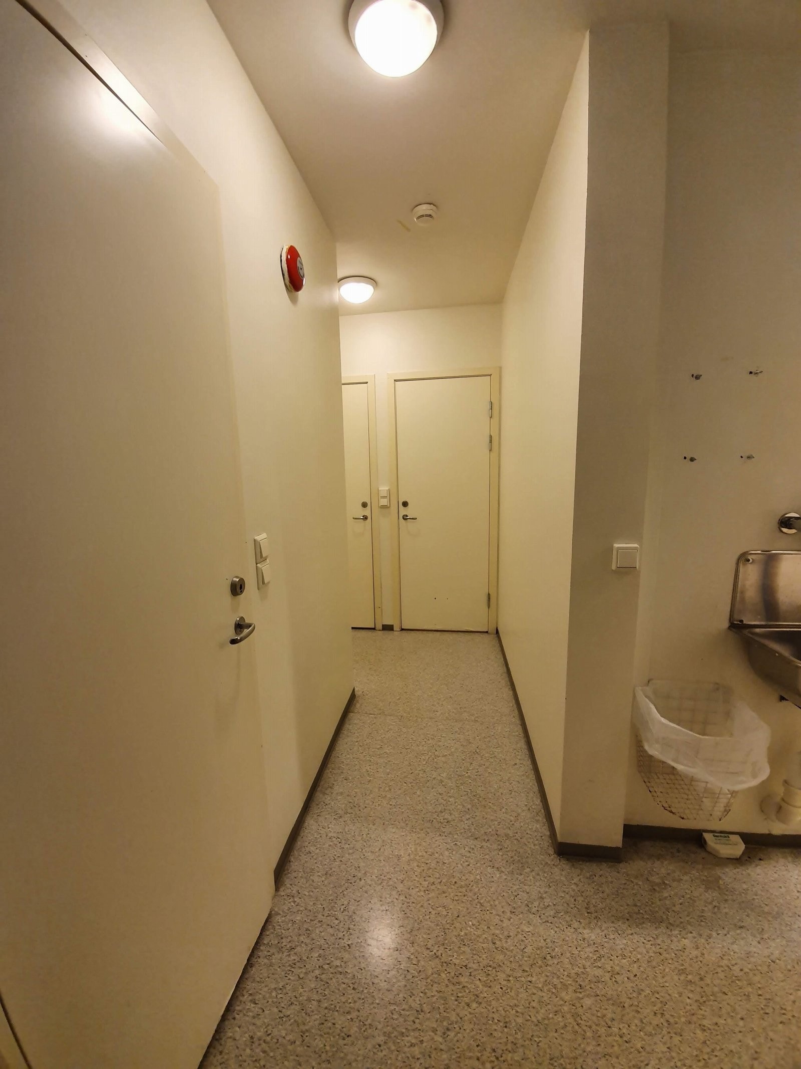 Toalett, garderobe, produksjonslokaler med flere kjølerom og røkeri Galleribilde
