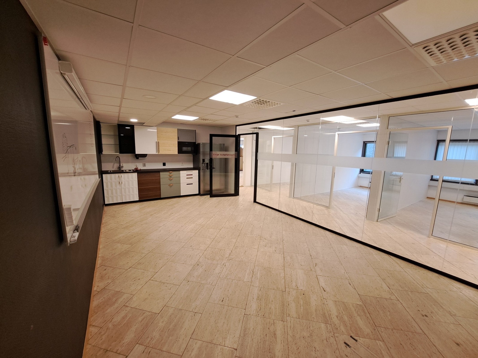 Kjøkken med plass til spisebord og møter Galleribilde