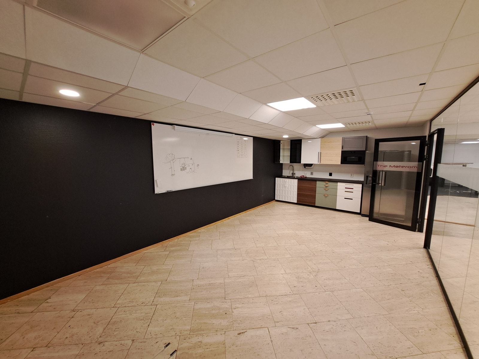 Kjøkken med plass til spisebord og møter Galleribilde