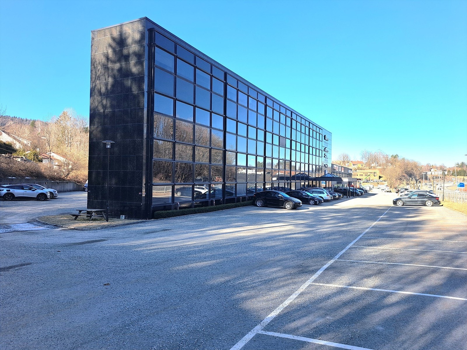 Fasade rett ved E-18 Galleribilde