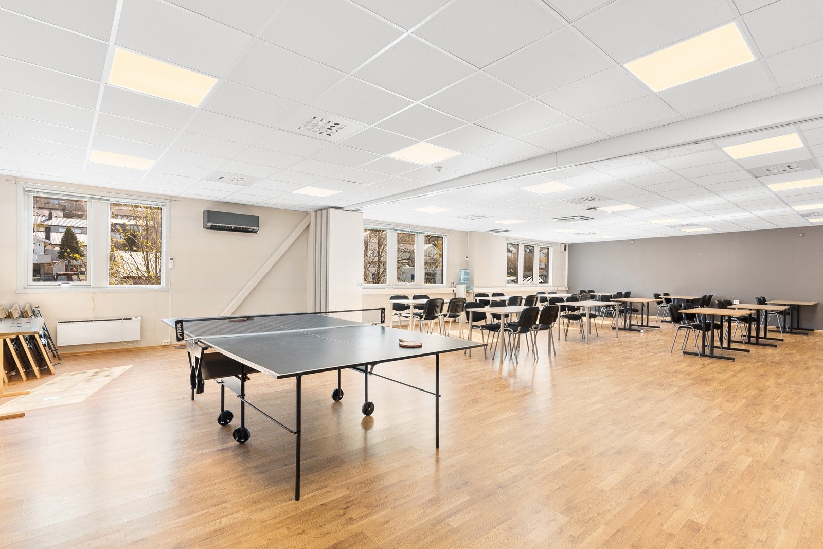 Sosialsone / konferanserom med skyvedør Galleribilde