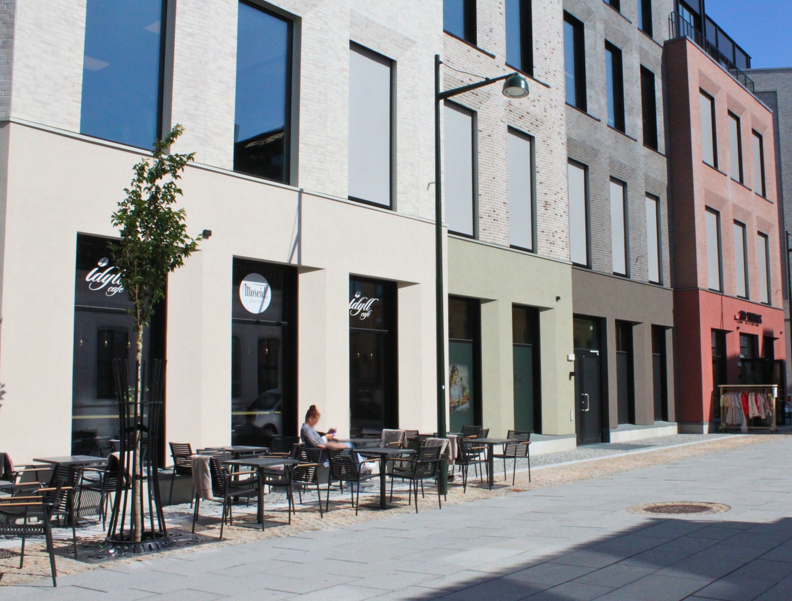 Romslig gågate med god plass til servering og utendørs vareprofilering. Galleribilde