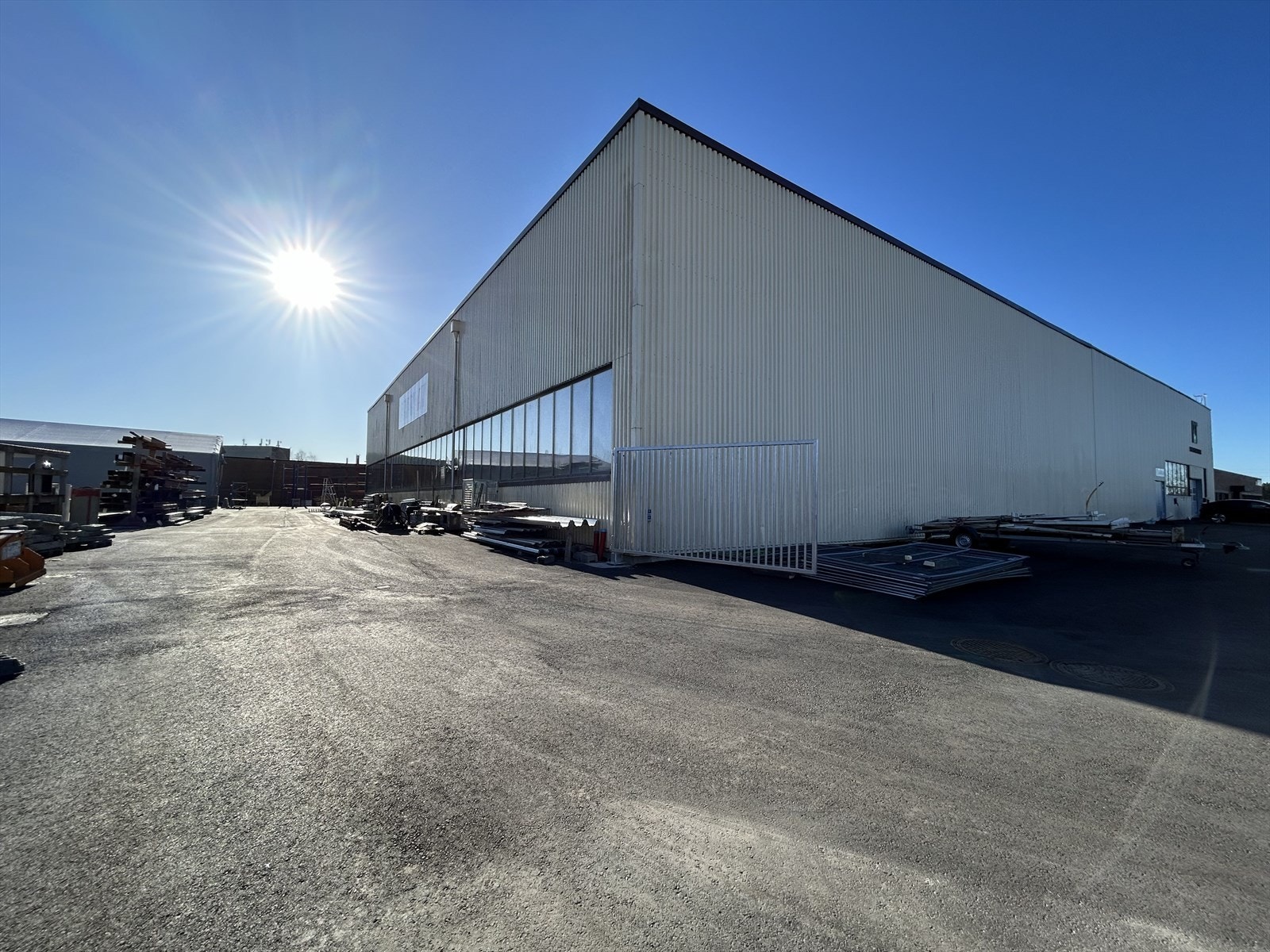 Stort asfaltert uteområde på ca 750 kvm. Galleribilde