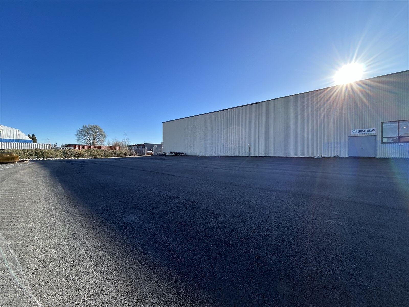 Stort asfaltert uteområde på ca 750 kvm. Galleribilde