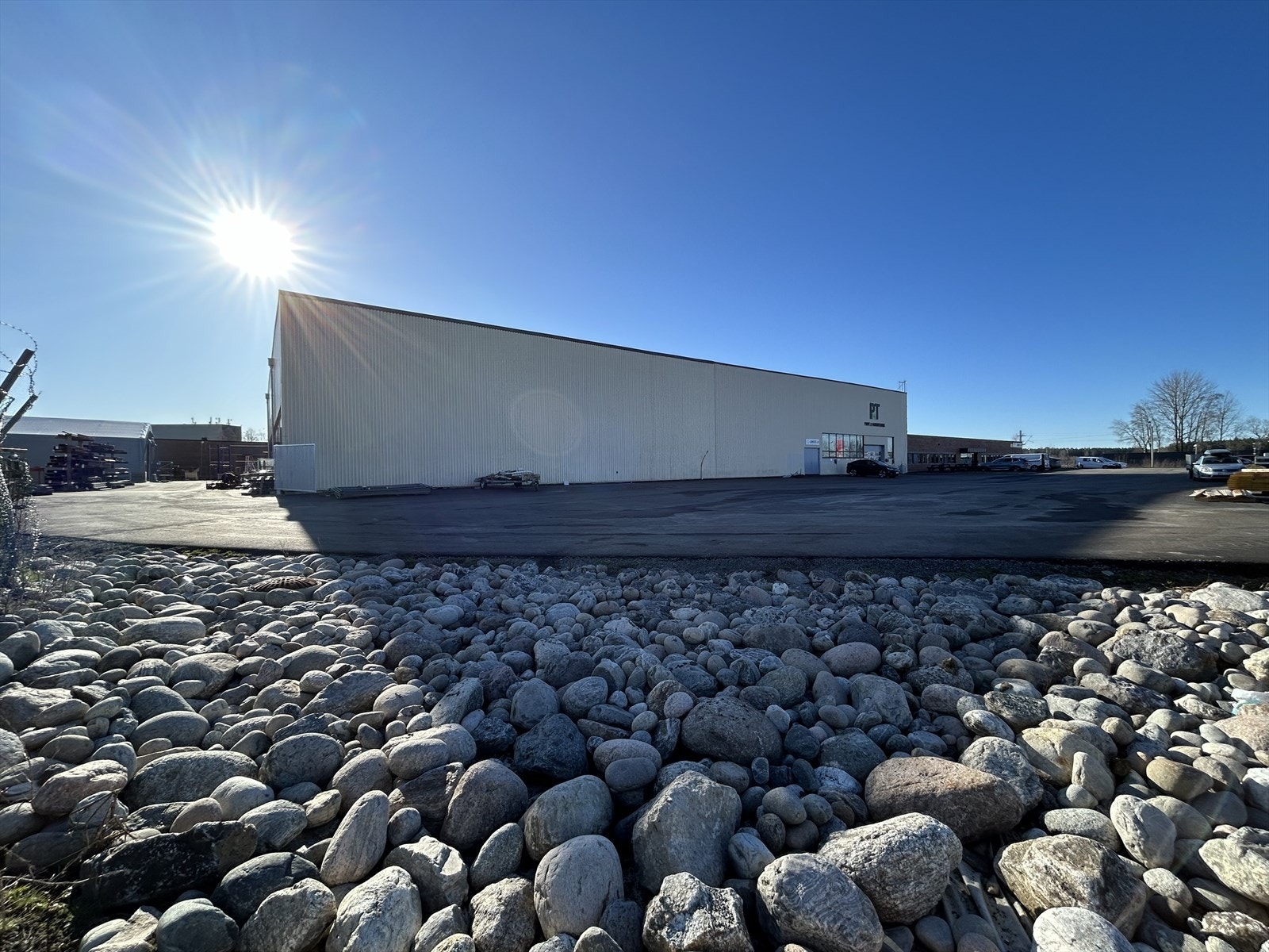 Stort asfaltert uteområde på ca 750 kvm. Galleribilde